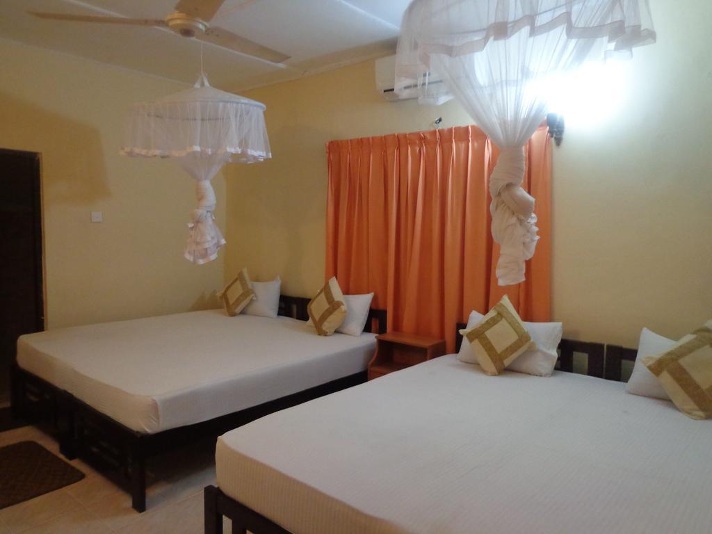 Hotel Cottage Tourist Rest Ponnarankulama Exterior photo